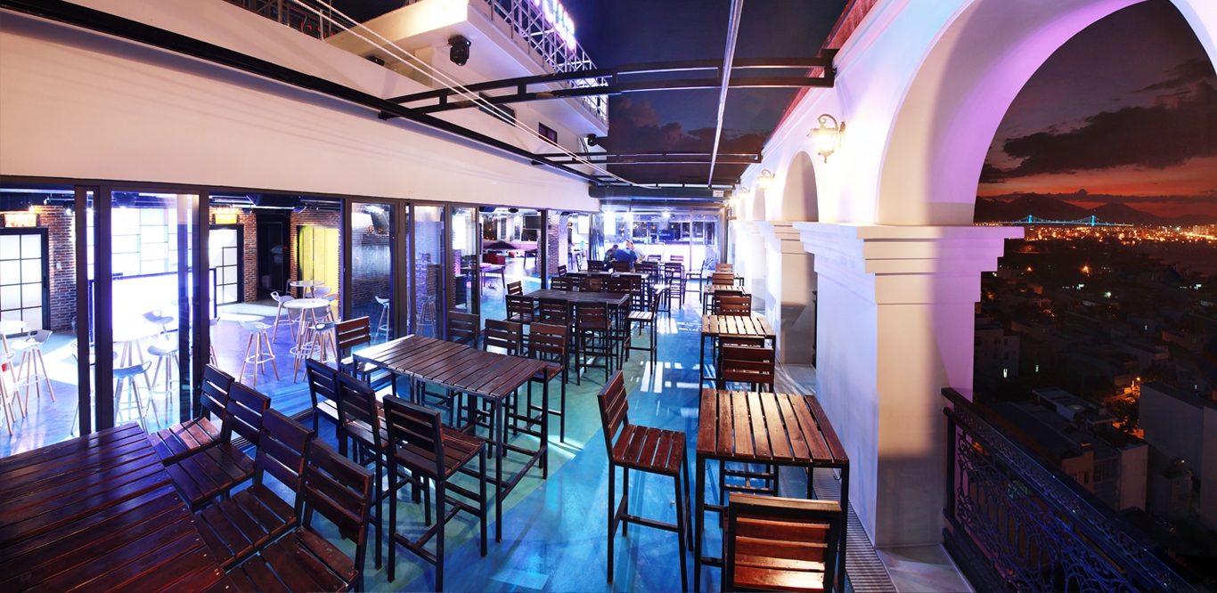 Sky Bar is the ideal place for those who love the fun atmosphere